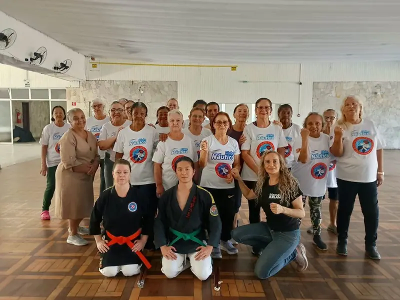 Turma reunida com os sensei à frente, de faixa